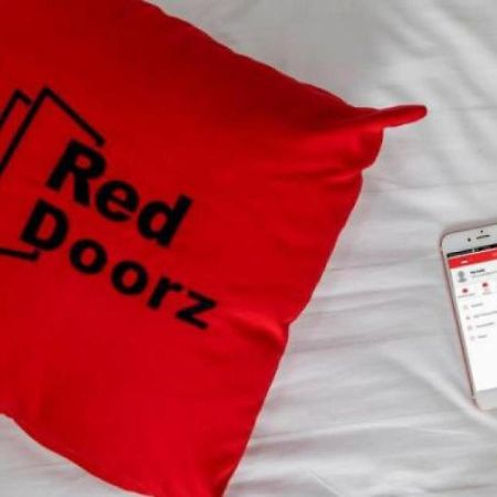 RedDoorz near Plaza Atrium Senen Hotell Jakarta Eksteriør bilde