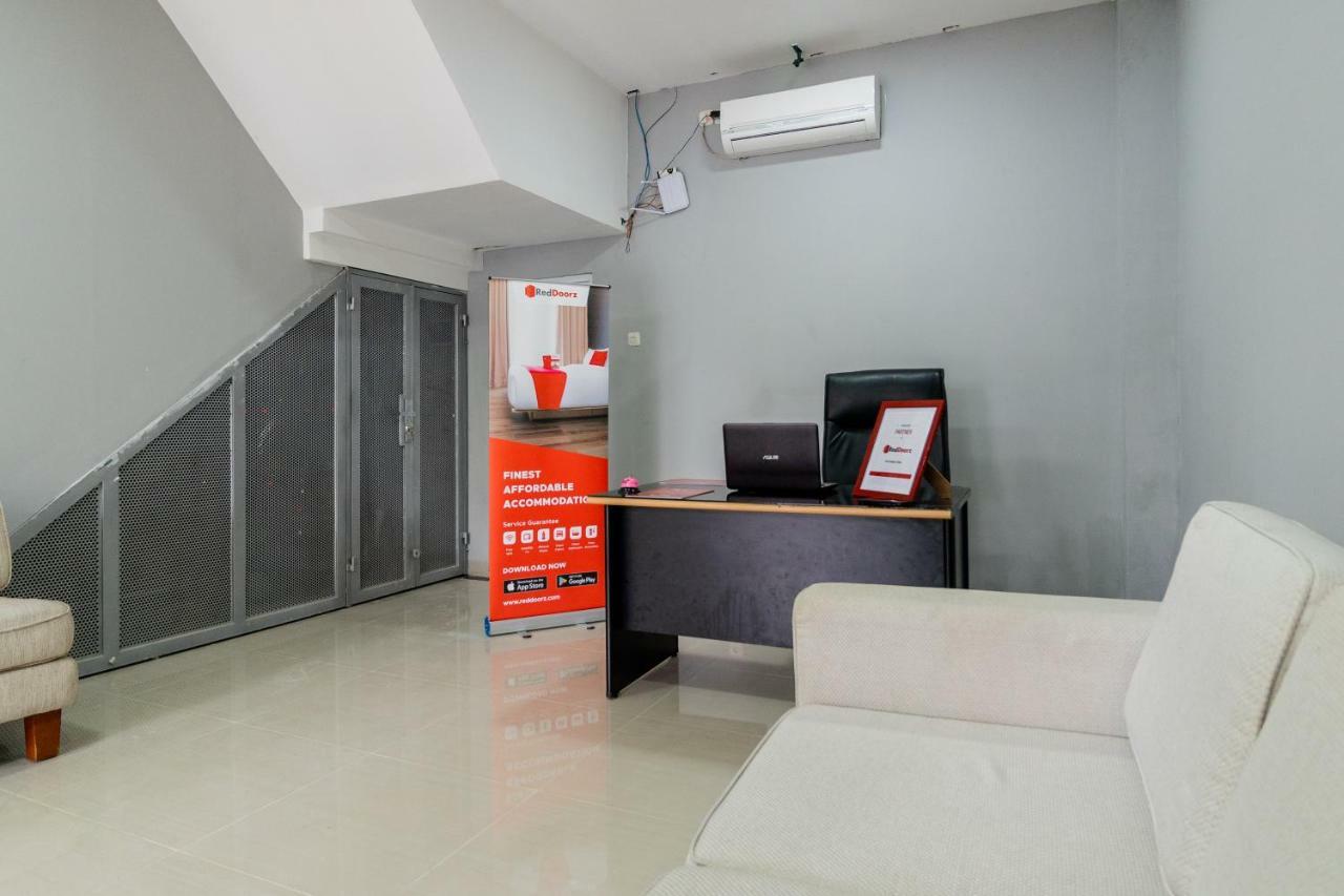 RedDoorz near Plaza Atrium Senen Hotell Jakarta Eksteriør bilde